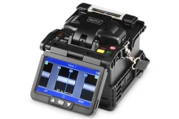 Digitus Přesné Fuzní spojovací zařízení je vybaveno 6 motory - 3 osovými úpravami, pro skleněná vlákna pro více a jednovidová skla